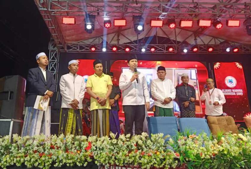 Sejumlah pejabat saat hadir di tengah warga dalam kegiatan peringatan Maulid Nabi yang digelar oleh AMI. FOTO ANANG