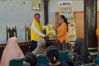 Anggota DPRD Jombang Fraksi Golkar, Arif Sutikno saat memberikan sembako secara simbolis kepada warga. 