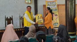 Anggota DPRD Jombang Fraksi Golkar, Arif Sutikno saat memberikan sembako secara simbolis kepada warga. 
