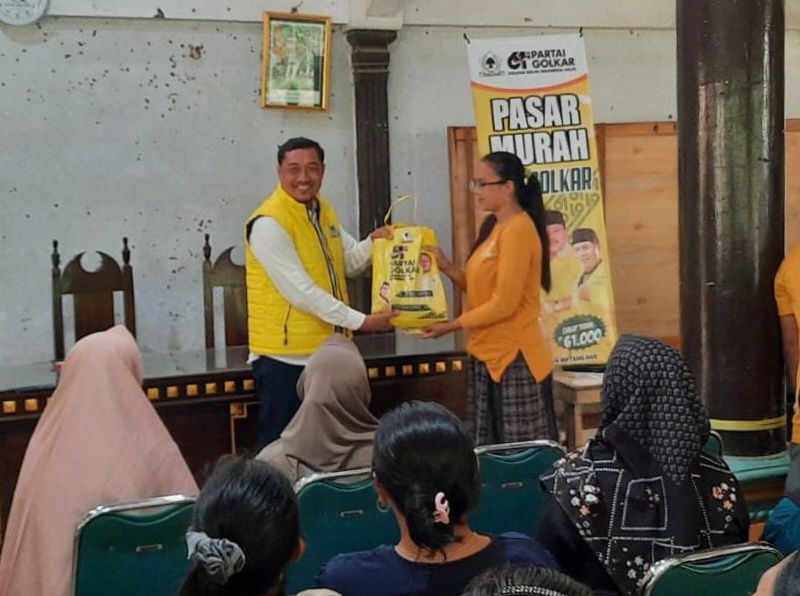Anggota DPRD Jombang Fraksi Golkar, Arif Sutikno saat memberikan sembako secara simbolis kepada warga. 