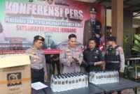Ratusan botol miras ilegal diamankan di Jombang. FOTO ANANG