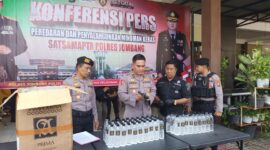 Ratusan botol miras ilegal diamankan di Jombang. FOTO ANANG