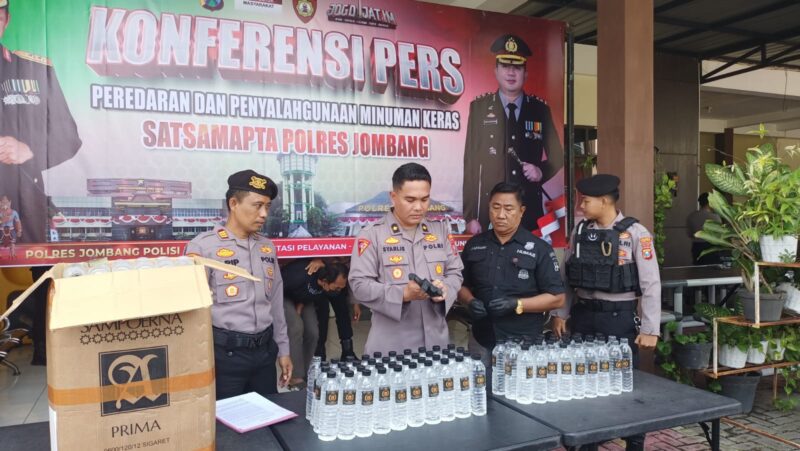 Ratusan botol miras ilegal diamankan di Jombang. FOTO ANANG
