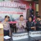Ratusan botol miras ilegal diamankan di Jombang. FOTO ANANG