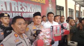 Polisi saat membeber barang bukti kasus pembunuhan sadis yang menimpa lansia Jombang. ANANG MITRAMEDIA