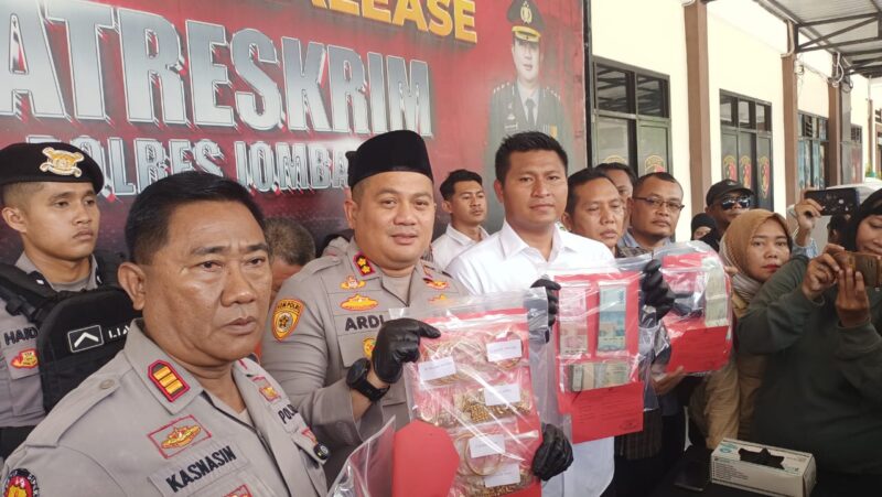 Polisi saat membeber barang bukti kasus pembunuhan sadis yang menimpa lansia Jombang. ANANG MITRAMEDIA