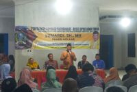 Anggota DPRD Jatim, Sumardi, SH., MH., (berdiri) saat menampung aspirasi warga Jombang. MITRAMEDIA