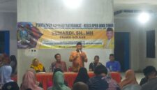 Anggota DPRD Jatim, Sumardi, SH., MH., (berdiri) saat menampung aspirasi warga Jombang. MITRAMEDIA