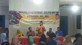 Anggota DPRD Jatim, Sumardi, SH., MH., (berdiri) saat menampung aspirasi warga Jombang. MITRAMEDIA