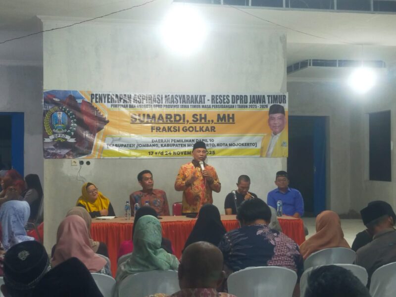 Anggota DPRD Jatim, Sumardi, SH., MH., (berdiri) saat menampung aspirasi warga Jombang. MITRAMEDIA