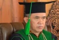 Keterangan Foto: Wakil Direktur III Bidang Kerja Sama dan Kehumasan, Supriyanto, S.Pd., M.M., saat prosesi wisuda di Balai Kota Mojokerto. 