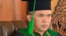 Keterangan Foto: Wakil Direktur III Bidang Kerja Sama dan Kehumasan, Supriyanto, S.Pd., M.M., saat prosesi wisuda di Balai Kota Mojokerto. 