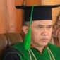 Keterangan Foto: Wakil Direktur III Bidang Kerja Sama dan Kehumasan, Supriyanto, S.Pd., M.M., saat prosesi wisuda di Balai Kota Mojokerto. 