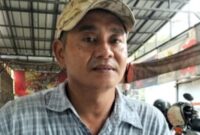 Pelapor saat memberikan keterangan kepada wartawan. (Ist) 