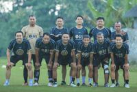 Anggota DPRD Jombang Fraksi PDI Perjuangan, Jawahirul Fuad (belakang nomor dua dari kiri) bersama tim usai mrnggelar latihan Minggu sore. (Istimewa) 