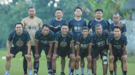 Anggota DPRD Jombang Fraksi PDI Perjuangan, Jawahirul Fuad (belakang nomor dua dari kiri) bersama tim usai mrnggelar latihan Minggu sore. (Istimewa) 