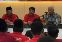 Ketua DPC PDI Perjuangan Kota Mojokerto, Santoso Bekti Wibowo (kiri) Ketua DPC PDI Perjuangan Kabupaten Jombang, Sumrambah (tengah) dan Mantan Dewan Pengawas KPK, Prof. Dr. Hardjono. (Dok MITRAMEDIA.CO)