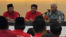 Ketua DPC PDI Perjuangan Kota Mojokerto, Santoso Bekti Wibowo (kiri) Ketua DPC PDI Perjuangan Kabupaten Jombang, Sumrambah (tengah) dan Mantan Dewan Pengawas KPK, Prof. Dr. Hardjono. (Dok MITRAMEDIA.CO) 