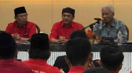 Ketua DPC PDI Perjuangan Kota Mojokerto, Santoso Bekti Wibowo (kiri) Ketua DPC PDI Perjuangan Kabupaten Jombang, Sumrambah (tengah) dan Mantan Dewan Pengawas KPK, Prof. Dr. Hardjono. (Dok MITRAMEDIA.CO) 