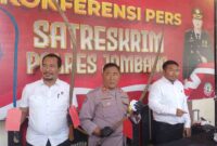 Polisi saat menunjukkan barang bukti. 