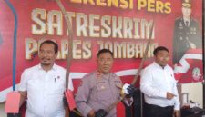 Polisi saat menunjukkan barang bukti. 