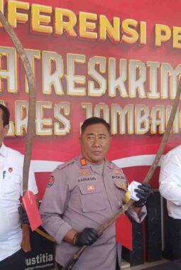 Polres Jombang Ringkus 4 Pemuda Bersenjata Celurit Raksasa dan Bom Bondet