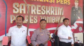 Polisi saat menunjukkan barang bukti. 