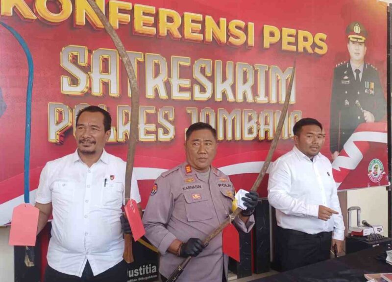 Polisi saat menunjukkan barang bukti. 