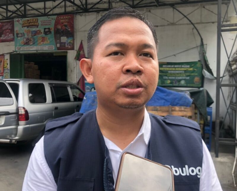 Kepala Cabang Perum Bulog Mokokerto, Muhammad Husin saat diwawancarai. (MITRAMEDIA.CO) 