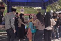 Sejumlah pengurus AMi saat salurkan paket sembako. (ANANG/MITRAMEDIA.CO) 