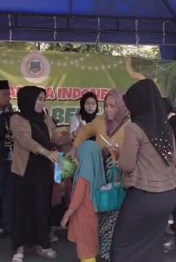 Aliansi Madura Indonesia Salurkan 2.000 Paket Sembako di Depan Gedung Grahadi