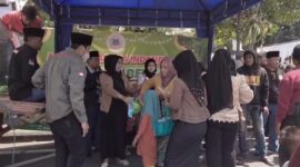 Sejumlah pengurus AMi saat salurkan paket sembako. (ANANG/MITRAMEDIA.CO) 