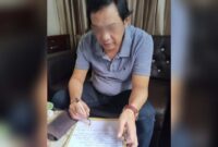 EB saat menandatangani surat perjanjian namun diingkarinya. (Ist) 