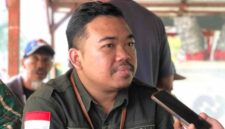 Sekretaris Jendral Komisi Nasional Perlindungan Anak Jawa Timur, Jaka Prima, SH., MH., M. Pd. , saat diwawancarai wartawan. (MITRAMEDIA) 