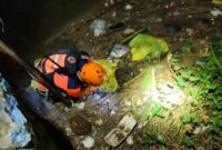 Petugas saat evakuasi jasad bayi. 