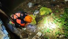 Petugas saat evakuasi jasad bayi. 