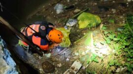 Petugas saat evakuasi jasad bayi. 