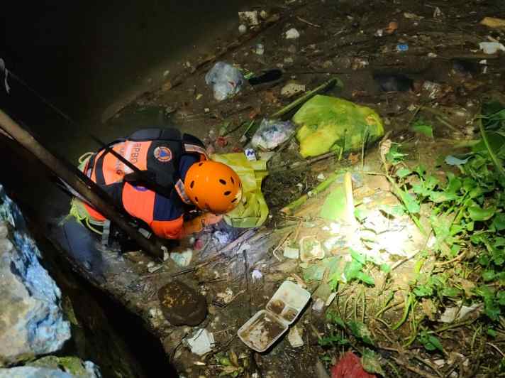 Petugas saat evakuasi jasad bayi. 