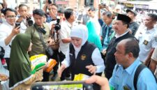 Gubernur Jatim, Khofifah Indar Parawansa saat memantau harga stabilitas pangan jelang Idulfitri 2026. (Istimewa) 