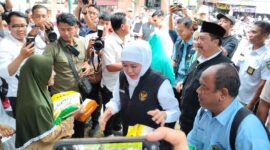 Gubernur Jatim, Khofifah Indar Parawansa saat memantau harga stabilitas pangan jelang Idulfitri 2026. (Istimewa) 