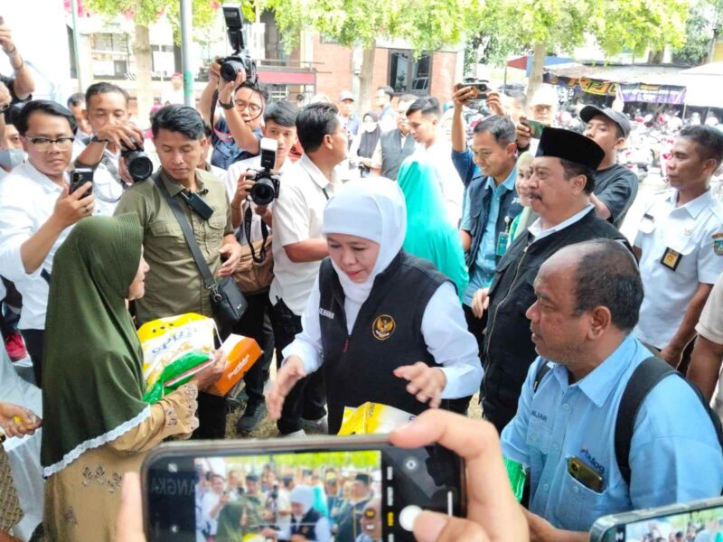 Gubernur Jatim, Khofifah Indar Parawansa saat memantau harga stabilitas pangan jelang Idulfitri 2026. (Istimewa) 
