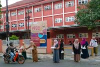 Foto kegiatan SD Plus Darul Ulum Jombang salurkan 335 paket zakat fitrah dan ratusan takjil. (Din) 