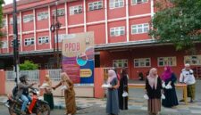 Foto kegiatan SD Plus Darul Ulum Jombang salurkan 335 paket zakat fitrah dan ratusan takjil. (Din) 