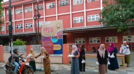 Foto kegiatan SD Plus Darul Ulum Jombang salurkan 335 paket zakat fitrah dan ratusan takjil. (Din) 