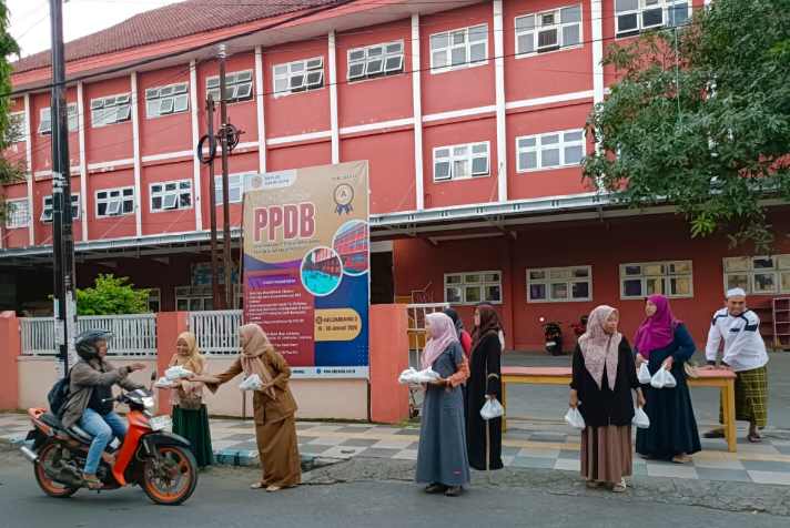 Foto kegiatan SD Plus Darul Ulum Jombang salurkan 335 paket zakat fitrah dan ratusan takjil. (Din) 
