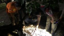 Petugas kepolisian dan juga tim inafis mengumpulkan serpihan bekas ledakan yang menyebabkan lima remaja luka bakar dan dilarikan ke RSUD Jombang. (Ist)