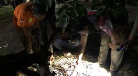 Petugas kepolisian dan juga tim inafis mengumpulkan serpihan bekas ledakan yang menyebabkan lima remaja luka bakar dan dilarikan ke RSUD Jombang. (Ist)