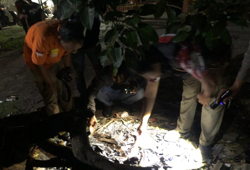 Petugas kepolisian dan juga tim inafis mengumpulkan serpihan bekas ledakan yang menyebabkan lima remaja luka bakar dan dilarikan ke RSUD Jombang. (Ist)