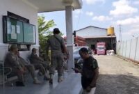 Petugas Satpol PP Jombang saat berada di lokasi CV JPN namun tidak jadi melakukan penindakan dengan dalih pihak perusahaan sudah memiliki PBG. (PRAS/MITRAMEDIA.CO) 
