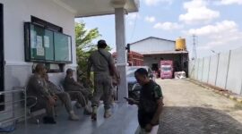 Petugas Satpol PP Jombang saat berada di lokasi CV JPN namun tidak jadi melakukan penindakan dengan dalih pihak perusahaan sudah memiliki PBG. (PRAS/MITRAMEDIA.CO) 